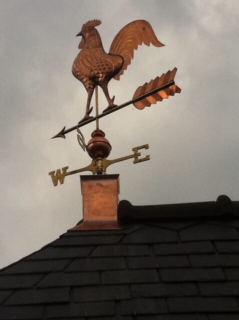 Coq girouette sur toiture en ardoise