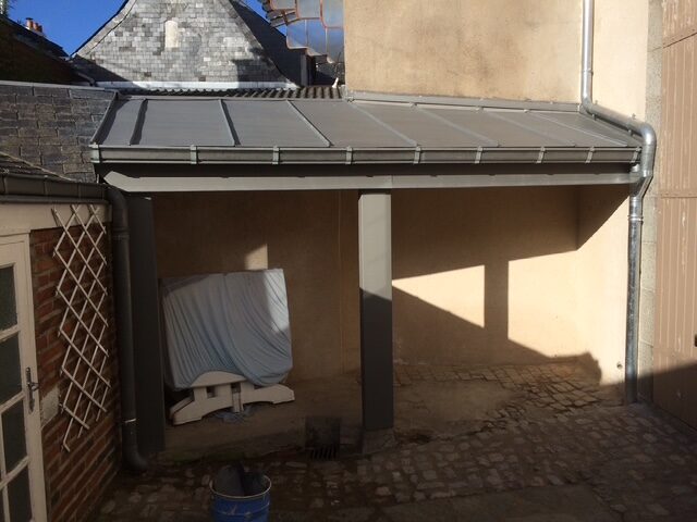 Carport avec toiture en zinc