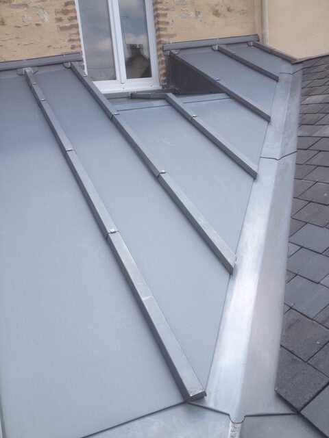 Toiture zinc à joint debout avec fenêtre de toit VELUX