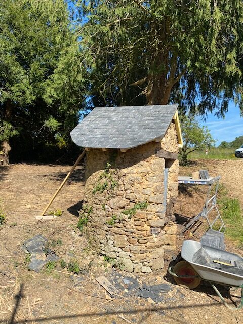 Toiture en ardoise d'un puits en pierre