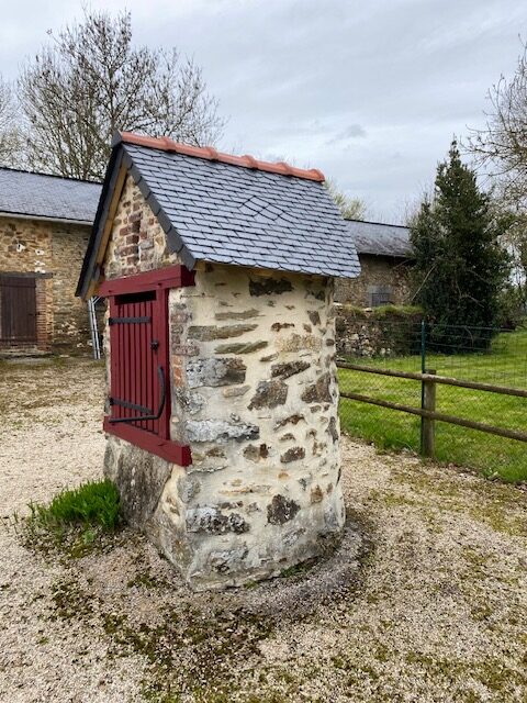 Puits en pierre couvert en ardoise