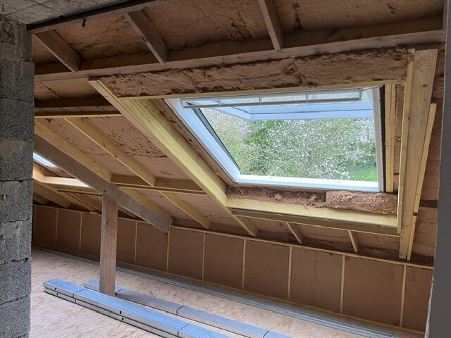 Fenêtre de toit VELUX vue de l'intérieur des combles