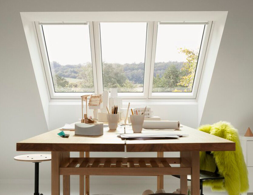 Fenêtre de toit VELUX dans des combles aménagés en bureau
