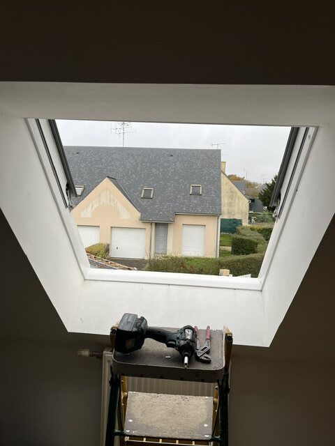Fenêtre de toit VELUX posée, vue sur l'extérieur