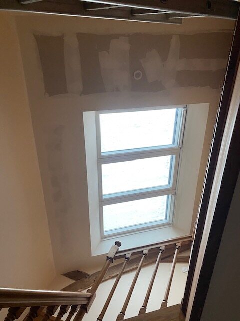 Fenêtre de toit VELUX au-dessus d'une cage d'escalier