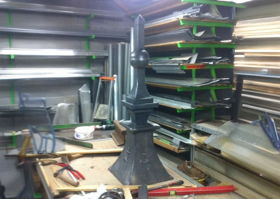 Épi de faîtage en zinc réalisé en atelier